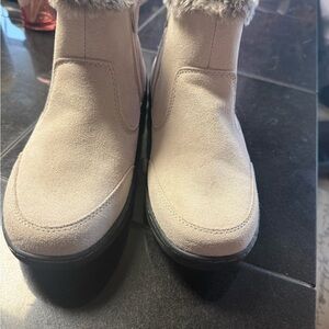 Khombu Cream Winter Boots